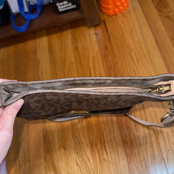 Michael Kors crossbody bag with adjustable strap - Picture 4 of 5